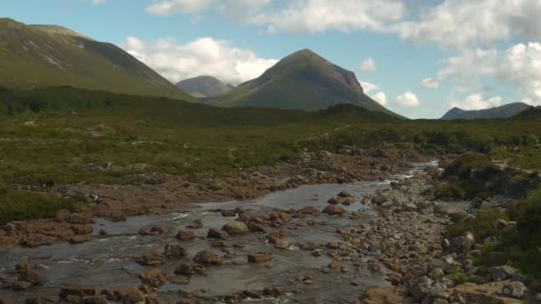 在令人赞叹的库林斯山下 斯莱加尚河平静地流过绿树成荫 苏格兰斯凯岛上迷人的山景和著名的旅游胜地 充满了神话和传说 — 图库视频影像