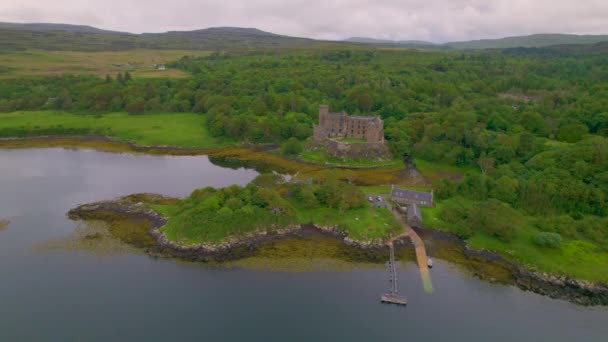 在海滨有一个小港口的昂首阔步的邓素兰城堡 美丽的中世纪历史建筑在风景如画的绿色苏格兰景观中 斯凯岛上的奇景 — 图库视频影像