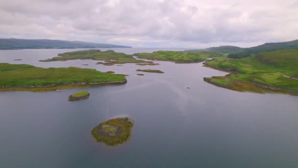 Aerial Bela Paisagem Marinha Com Pequenas Ilhas Gramíneas Espalhadas Loch — Vídeo de Stock