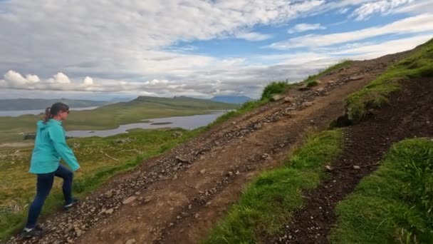 Eine Junge Touristin Wandert Einen Felsigen Hügel Hinauf Zum Berühmten — Stockvideo