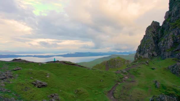 Aerial Jovem Senhora Caminha Longo Cume Acima Surpreendente Paisagem Escocesa — Vídeo de Stock