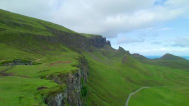 The Quiraing 'in yeşil çimenli yamacı dik kayalık kayalıklarla kesişiyor ve Skye Adası' ndaki Trotternish Tepesi 'nin kuzey kesiminde büyük bir heyelan tarafından oluşturuluyor. Güzel ve dramatik manzara.