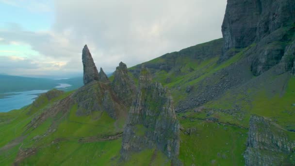 Aerial Malebné Skalnaté Stohy Okraji Známého Trotternish Ridge Dech Beroucí — Stock video