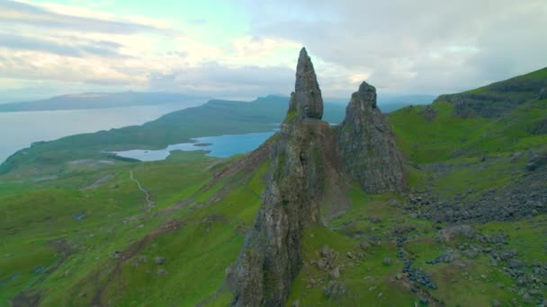 Aerial Приголомшливий Зелений Скелястий Гірський Пейзаж Вражаючим Старим Штормом Мальовничі — стокове відео