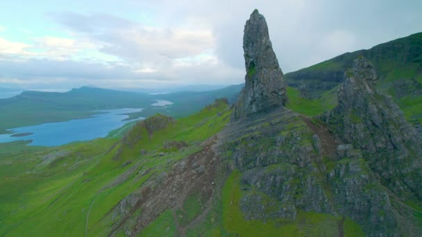 Aeria Malownicze Formacje Skalne Nad Jeziorami Zieloną Doliną Wyspie Skye — Wideo stockowe