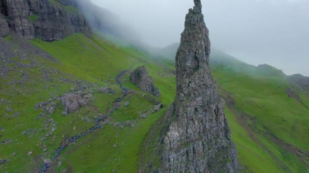 Vliegen Langs Verbluffende Basaltformatie Richting Mist Die Bergkam Stroomt Zichtbare — Stockvideo