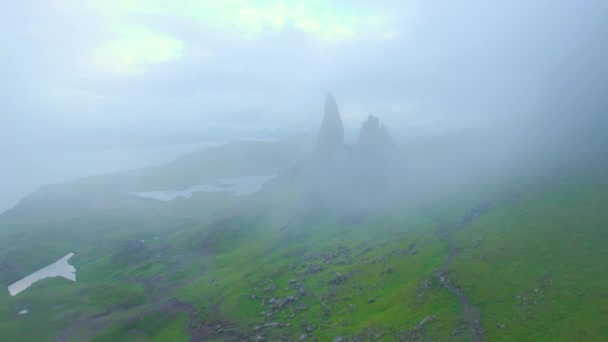 Affacciato Sulla Valle Imponente Old Man Storr Rivela Attraverso Nebbia — Video Stock