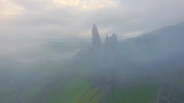 Вид Долину Потрясающего Старика Сторра Открывается Через Туман Захватывающий Дух — стоковое видео