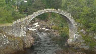 Mountain River Dulnain, Carrbridge yük beygiri köprüsünün altından akıyor. İlginç bir geçmişi olan, taş kemerli bir köprünün güzel kalıntıları etrafında yemyeşil bir yer. İskoçya 'da turistik eğlence