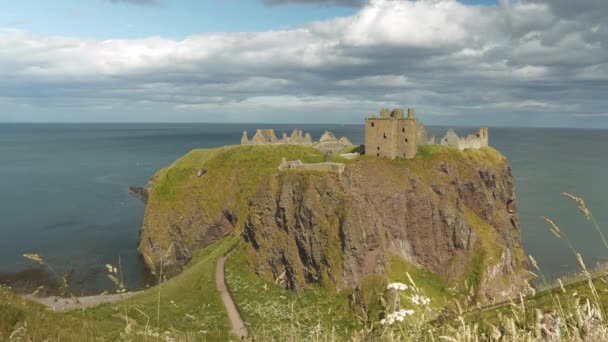 中世の要塞ダノッタール城は 北海によって岩場の本土に建てられた 美しいスコットランドの急な海の崖の上にかつての雄大な拠点の有名な歴史的な観光名所 — ストック動画