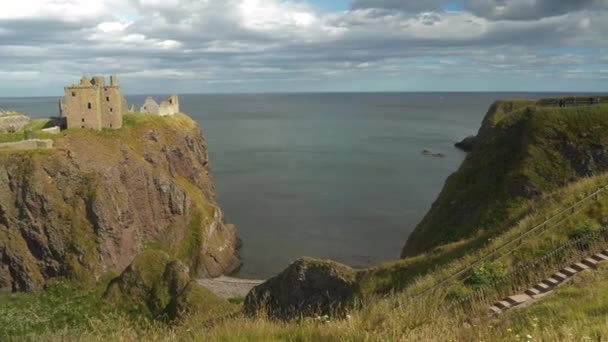 ダノッタール城跡の遺跡を望むパノラマビュー 北海の岩の本土 急な海の崖の上に一度の壮大な拠点の遺跡 スコットランドの歴史的な観光名所 — ストック動画