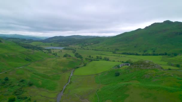 Aerial Wspaniała Zielona Dolina Wśród Trawiastych Skał Górskich Jeziorach Idylliczna — Wideo stockowe