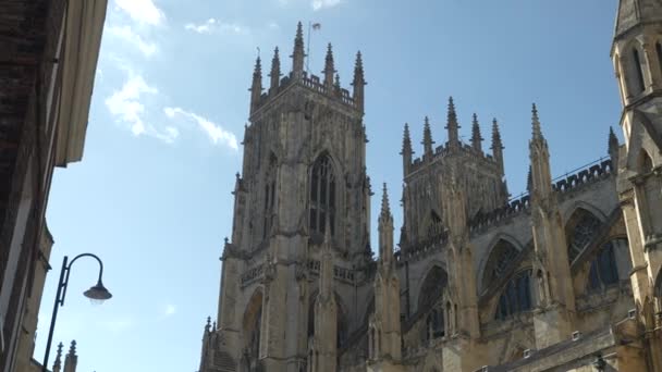 Krásný Exteriér York Minster Typickými Gotickými Architektonickými Detaily Pozoruhodná Anglikánská — Stock video