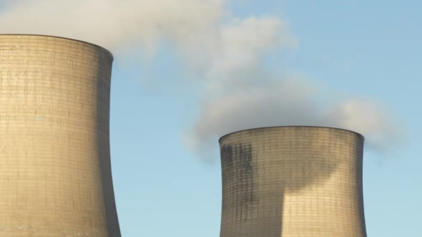 蒸汽从拉特克利夫机场火力发电厂冷却塔蒸发的过程 高混凝土结构和煤发电过程中的有问题排放 — 图库视频影像
