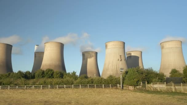 开车经过拉特克利夫机场火力发电厂的巨大冷却塔 在最大的燃煤发电厂之一 混凝土塔会蒸发发电所产生的排放 — 图库视频影像