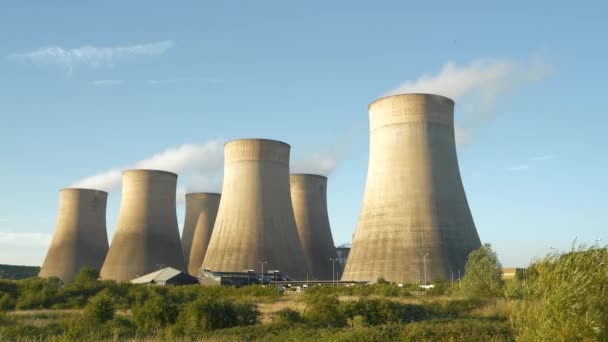 Ratcliffe Soar의 발전소에서 엄청나게 냉각탑에서 연기가 일어납니다 발전소에서 에너지 놀라운 — 비디오