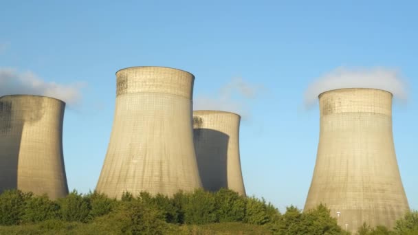 拉特克利夫一座燃煤发电厂巨大的蒸汽冷却塔是著名的工业地标 火力发电厂发电过程中矿物燃料排放的蒸发 — 图库视频影像