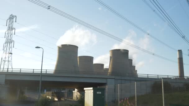 拉特克利夫的火力发电厂 有冷却塔和架空电力线路 用于生产和远距离供电的大规模工业基础设施 — 图库视频影像