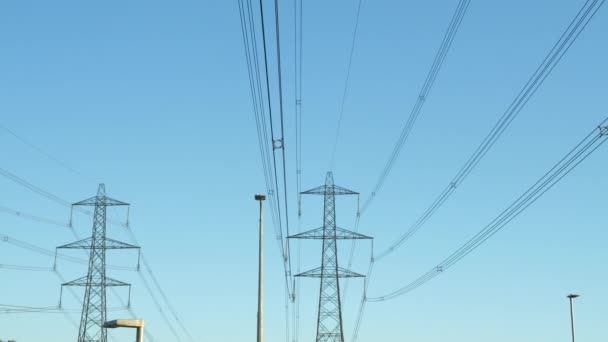 发电厂附近的输电线路与蓝天相映成趣 工业基础设施 有许多钢塔和电线 用于远距离电力分配 — 图库视频影像