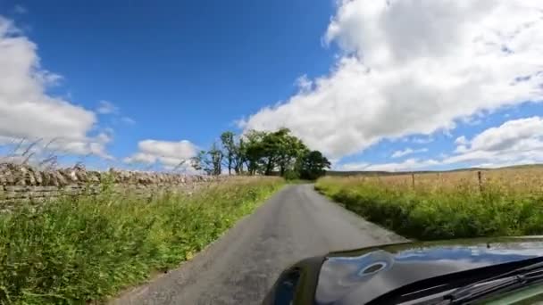 Pov Uitstapje Een Eenbaansweg Door Het Pittoreske Yorkshire Prachtige Zonnige — Stockvideo
