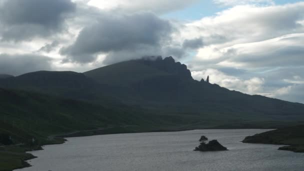 Mraky Valí Kolem Kultovních Skotských Hor Tyčících Nad Loch Fada — Stock video