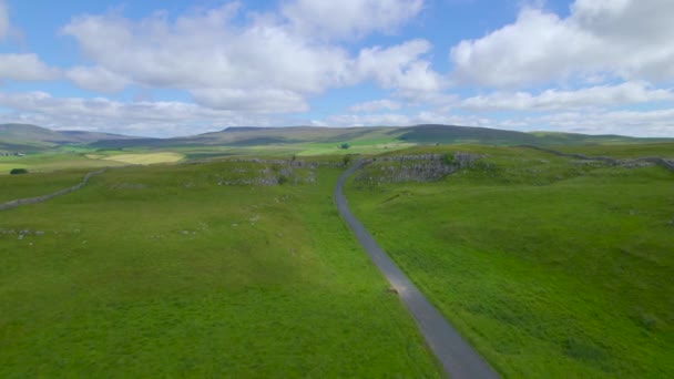 Aerial Malowniczy Krajobraz Porośnięty Żywymi Zielonymi Pastwiskami Polami Których Chmury — Wideo stockowe