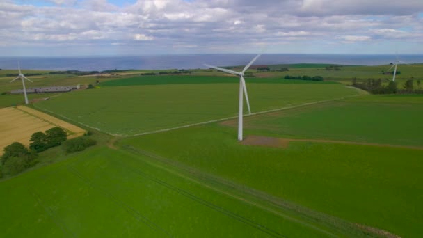 Aerial Pracujące Turbiny Wiatrowe Zielonej Nadmorskiej Okolicy Szkockich Nizin Słońce — Wideo stockowe