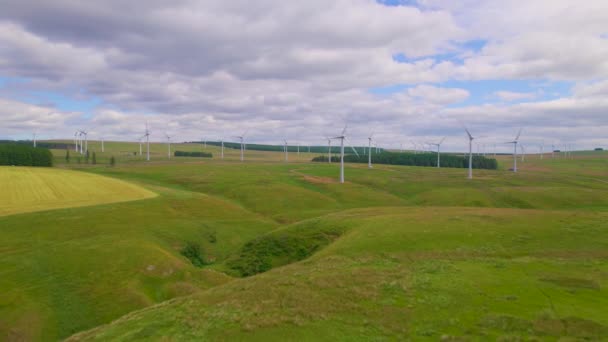 Aerial Vindkraftverk Med Många Turbiner Ligger Grön Landsbygd Innovativt Och — Stockvideo