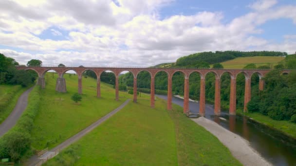 Aeriël Imposant Viaduct Met Verbluffend Hoge Bogen Die Rusten Zandstenen — Stockvideo