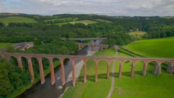 Aerial Flug Zum Spektakulären Drygrange Viadukt Über Den Fluss Tweed — Stockvideo