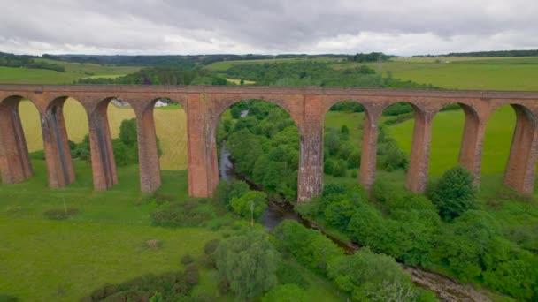 에어리얼 무성한 꼭대기 Culloden Viaduct의 스코틀랜드 고지의 계곡을 아름다운 석공업 — 비디오