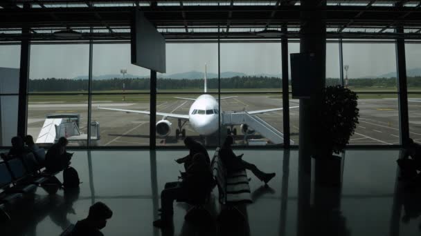 Silhouette Невпізнавані Люди Які Чекають Аеропорту Свого Відправлення Пасажири Сидять — стокове відео