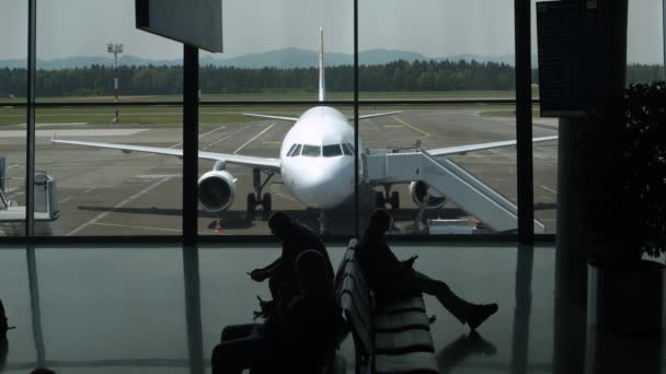 Cestující Při Čekání Letadlo Prohlížejí Telefony Nepoznatelní Lidé Sedí Čekají — Stock video