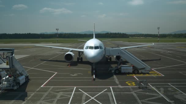 Наземний Чартерний Літак Терміналі Аеропорту Готовий Посадки Пасажирів Вид Спереду — стокове відео