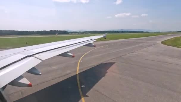 Tijdstip Zicht Door Een Vliegtuigvenster Als Vliegtuigtaxi Richting Landingsbaan Flappen — Stockvideo