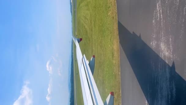 Vertical Time Lapse Vliegtuig Stijgt Vanaf Landingsbaan Van Luchthaven Stijgt — Stockvideo