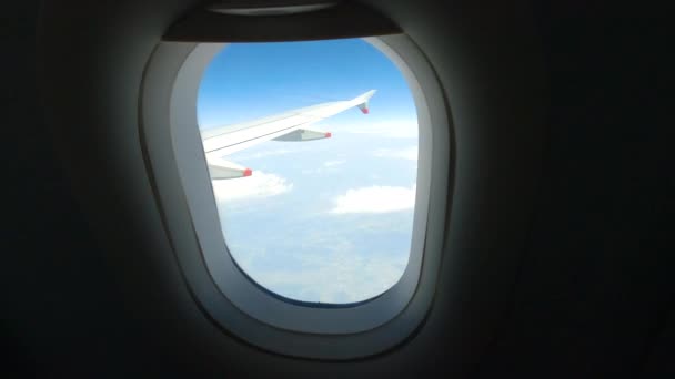 Passagier Leunt Naar Het Vliegtuigraam Het Landschap Hieronder Zien Prachtig — Stockvideo