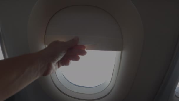 Pov Passagier Verhoogt Het Rolluik Van Het Vliegtuigvenster Tijdens Vlucht — Stockvideo