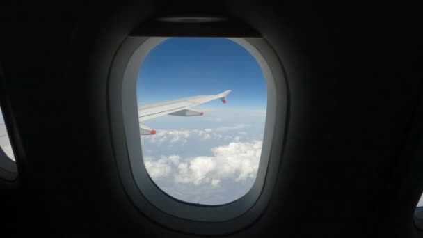 Pov 航空旅客は飛行中の飛行機窓のカーテンを閉じました 旅行者は 長い飛行機に乗って遠くの場所に休むために盲目を下げる 航空輸送による快適な旅行 — ストック動画