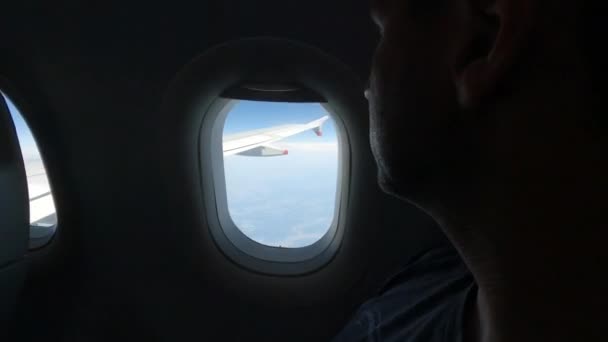 Mannelijke Passagier Kijkt Uit Door Het Raam Van Het Vliegtuig — Stockvideo