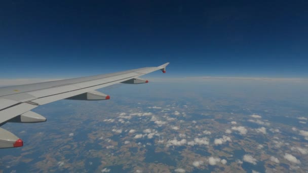 Close Luchtvaartreiziger Verlaagt Het Rolluik Tijdens Vlucht Mannelijke Passagier Sluit — Stockvideo