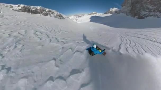 无法辨认的滑雪者乘坐着新鲜的粉末雪下山 在阿尔卑斯山一个阳光明媚的日子里 无所畏惧的年轻人在陡峭的斜坡上转弯 白雪公主四处飞舞 — 图库视频影像