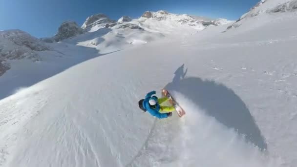 Selfie Mraky Čerstvého Sněhu Stoupají Jako Lidské Snowboardy Mění Zasněžený — Stock video