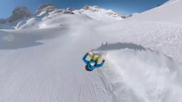 Spektakularny Dzień Górach Snowboardzistą Jeżdżącym Śniegu Białe Chmury Śniegu Wznoszą — Wideo stockowe