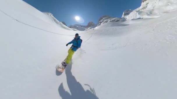 セルフィー レンズフリース 手つかずの雪の山を彫る男性のスプリットボーダー 新鮮なパウダースノーを毎ターン楽しむ極端なスノーボーダーで高山の世界で信じられないほどの風景 — ストック動画