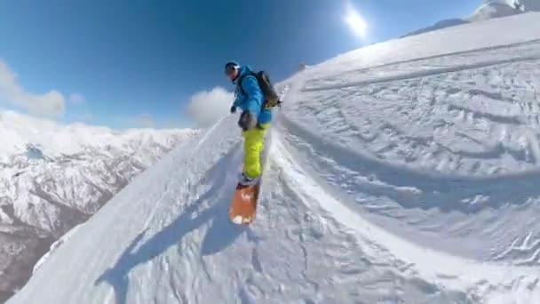 Selfie Lens Flare Aventurero Snowboarder Monta Nieve Fresca Una Pendiente — Vídeos de Stock