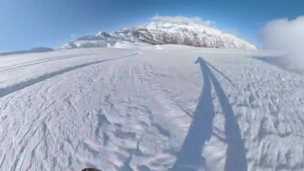 Pov 晴れた日に雪が降るアルバニアアルプスの風光明媚なパウダーに乗るスノーボーダー 壮大なアルプスの風景の抱擁で楽しいスノーボードに乗るための信じられないほどの山のテラス — ストック動画