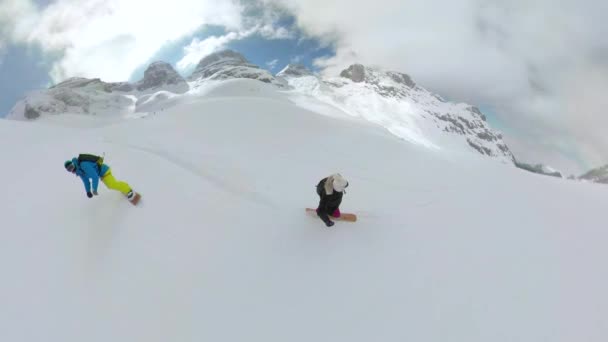 Selfie 360 Ett Ungt Par Åker Snowboard Tillsammans Nysnö Albanien — Stockvideo