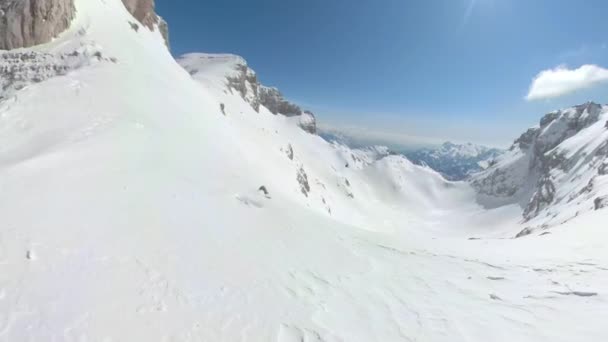 アルバニア アルプス アルバニア December 2023 Selfie 360 ヘリコプターは雪山を降りる準備をしている人々の上を飛ぶ 美しいアルバニアアルプスのヘリボード旅行でスキーヤーやスノーボード — ストック動画