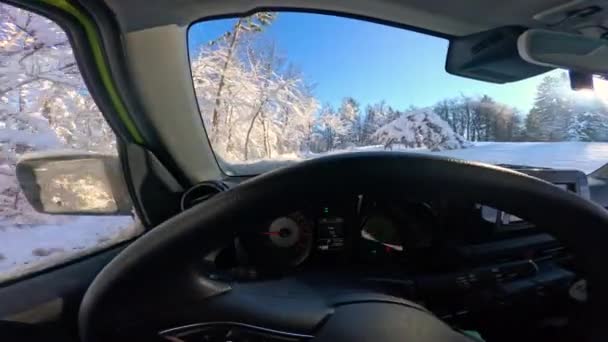 Tanınmayan Kişi Güzel Beyaz Bir Kış Günü Karlı Ormanın Içinde — Stok video